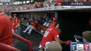 一体、何が起こった…！？ チームメイトたちがいきなり消えた…！？ ホームラン直後にベンチで起きた“異変”が話題に 「怖いだろw」「アクシデントかと思った」