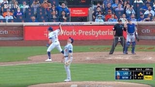 物議を醸す… “怒りのバット投げ”に批判殺到！ ドジャース捕手もドン引き… 凡退した打者のリアクションがヤバすぎる「キレすぎ」「打てなかっただけだろw」