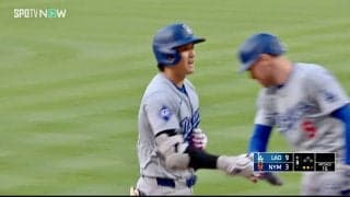 ショウヘイ、良かったな…大谷翔平、10戦ぶりHR直後の光景が“感動的”　MVP男の静かな歓迎に大谷の頬が緩む瞬間