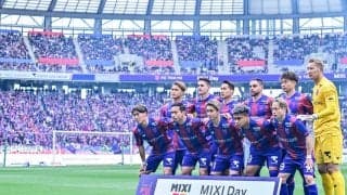 「左下に2名ほど芸能人がいますねぇ笑」FC東京を応援すべく現地観戦したサポーター写真に写る「2人の芸能人」が話題に！「衣装でもないの違和感しかないw」の声