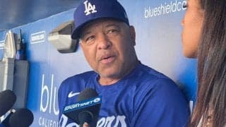 山本由伸、指揮官を英語で祝福「Happy Birthday, Doc！」　52歳のロバーツ監督も笑顔