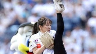 打者に向かって足ピーン“大開脚”　頭の上まであがる足…軟体女子アナに場内どよめき