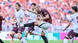 「美女が二人も」「姉妹のようや」浦和レッズの試合会場で撮影された「人気女子アナ×女優の2ショット」が話題に！ ユニフォームを着用した2人が競演