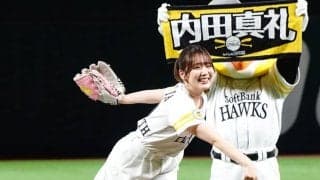 “照れ笑い”も神話継続「ガチ天使」　ポニテ＆白パンツ…女神の一投に「癒されるわ」