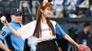 “ミニスカきつね”に熱狂「かわいい」　尻尾フリフリの一投…弾ける笑顔が「美人だな」