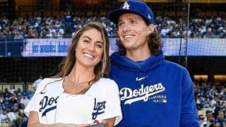 大谷翔平同僚の金髪彼女が始球式　マウンド付近でハグ…長身右腕も笑顔、球場は大喝采