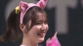 「推しが可愛すぎて」　ピンク耳つけてフリフリ…はにかむ笑顔が「カワイイの権化」