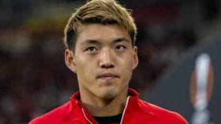 「とうとう顔出し！」「綺麗な奥様」結婚発表の堂安律が妻と顔出し2ショット！ 妻の肩を抱く幸せぶりが大反響「お似合いすぎる！」