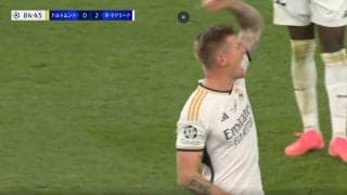 ｢泣いた｣レジェンドが最後のピッチで渾身のガッツポーズ！大歓声のスタジアムでもうひとりの“英雄”と熱い抱擁を交わしたファン感涙の交代シーン「かっこよすぎ」「まじでありがとう」