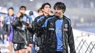 「こんなん見てるこっちも泣いちゃう」J1川崎の主将・脇坂泰斗が試合後に思わず見せた「感情あふれる行動」がサポーターの涙を誘う！ 前主将＆副主将の寄り添う姿も話題に