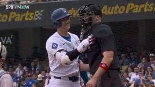 ごめんなさい！大谷翔平が球審に笑顔で“全力謝罪”1打席でファウルが2度も直撃の珍場面が発生