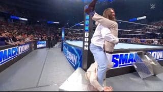 現地実況も猛批判！「NO…誰か止めてくれ」元新日トップレスラーが衝撃の危険技炸裂　掟破りの“顔面砕き”凶行シーンに場内騒然