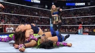 女子レスラーが“尻と尻で”真っ向勝負！？　空中ヒップアタック炸裂→巨尻爆弾でカウント阻止…凄まじい応酬に「フラフラやん（笑）」「なんだこれw」ファン驚愕