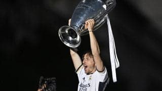 相棒クロースが引退もモドリッチはファンの前でレアルに残留宣言！「また来シーズン会おう」