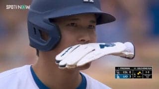 あざとかわいい大谷翔平 塁上で見せた手袋パクリ＆ヒラヒラなお茶目アクション「わんこな大谷さんw」
