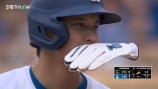 デコピン、見てるか？大谷翔平、突然の手袋パタパタシーンが日米ファンの間で話題に 犬の日に大型犬ならぬ“大谷犬”