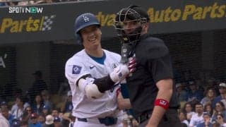 球審にとっては一生の思い出？大谷翔平の強烈ファウルを1打席で2発も受けるレアシーン 笑顔で語り合うほっこり空間