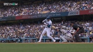 捕手の手が心配になる衝撃 大谷翔平のバットがミットを直撃 今季2度目の打撃妨害 あわや骨折のヒヤリな場面