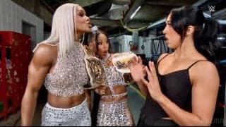 「華がありすぎてもはや嫉妬」全米最強女子タッグが“ド派手衣装”で会場入り　「腹筋エグっ！」際立つ肉体美にファン釘付け