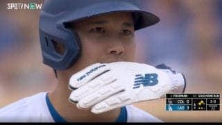 いつもと違う…！？ 大谷翔平に“異変”が起きた…！？ 中継カメラがとらえた激レアシーン　“謎のリアクション”にファン騒然「さすがに反則でしょ」「可愛すぎるw」