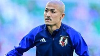 「し、渋オジだ」「いまこんな外観なの全然しらなかった」日本代表FW前田大然の「古巣観戦姿」がファンの驚き集める！ トレードマークを捨て、子どもをあやしながら観客席に登場