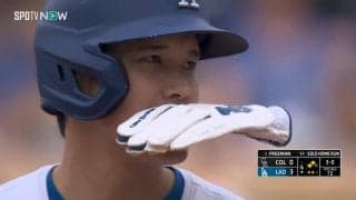 大谷翔平「犬の日」に狙ってた？口にくわえた手袋をピョコピョコ動かしファン大注目「ここにもワンコいた」