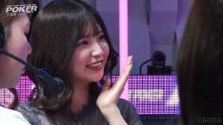 激突の直後に「はぁ…」「お腹空いちゃう。私も～♪」ポーカー女子はあざとい笑顔もハイレベル「彩菜ちゃんがんばれー」／ポーカー・AQOP