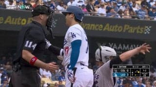 大谷翔平のファウルが2度も直撃した球審、一躍ファンから注目の的 1発目は右手、2発目は右足と“1打席2発”で大谷も笑顔で謝罪の一コマ