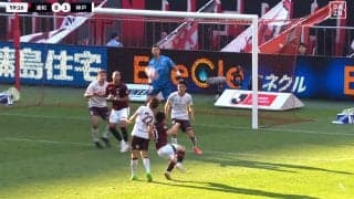 「絶対にPKだろ！」浦和10番が“後方から体当たり”を食らうもノーファウル…疑惑の判定に中島翔哉は苦笑い＆ファンも激怒した瞬間「VARはなぜ介入しない？」