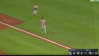 えっ…？一体、何が起こった…！？ 強烈な打球で“異変”が起きた…！ 遊撃手のグラブが消えるハプニングが発生「珍プレーだな」「どういう状況？w」