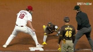 球場騒然！ 一体、何が起こった…！？ 一瞬の“指先の動き”がヤバすぎる　投手に誘い出される痛恨ミス→高速“神帰塁”→ギリギリでタッチ回避した瞬間