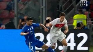 「クソ野郎だな」危険すぎる“極悪タックル”に海外ファン激怒！ イタリア代表FWがトルコ新星の足首を刈って吹っ飛ばした瞬間「レッドカードだろ」「EUROの準備試合だぞ」