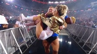 美女レスラーを“お姫様抱っこ”で…心優しき巨漢レスラーの振る舞いに拍手喝采 