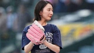 白ショーパンで豪快足上げ…甲子園に“降臨”した美人アナ　鮮やか投球にスタンド喝采