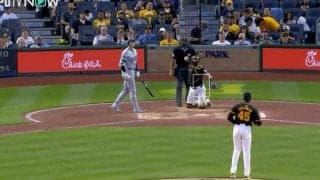 大谷翔平は一体、何を考えてるのか…！？ 打席を外して一瞬見せた“意味深ジェスチャー”にファン注目「野球サイボーグっぽいw」「球筋を見極めた？」