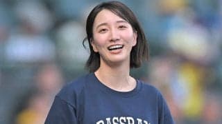 甲子園に降臨した「女神様」　白ショーパンで豪快足上げ…高学歴美女が「綺麗やなぁ」