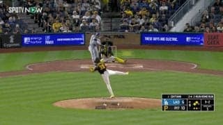 ギリギリ助かった… 大谷翔平の大飛球でネット裏の敵地ファンが見せた“絶望リアクション”が話題に