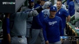 えっ…？ 一体、何があった…！？ 大谷翔平、ベンチで一瞬だけ見せた“謎の動き”が話題に　ファン騒然「何このポーズw」「テンション高すぎ」