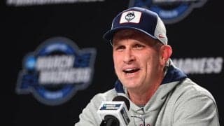 レイカーズの次期HC候補に進展…コネチカット大を2連覇へ導いたダン・ハーリーHCが浮上