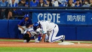 DeNA上茶谷、左足を捻り負傷退場　苦悶の表情で立ち上がれず担架…ブルーシートに騒然