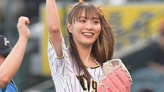 甲子園に舞い降りた美人女優　キュートな“ヘソ出し”…豪快投球＆笑顔にスタンド虜