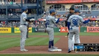 おい！アイツ落としてるぞ！ 一体、何が起こった…！？ 大谷翔平の“疑惑の一打”で大混乱　審判の判定も狂わせたプレーに球場騒然「あれは分からないｗ」「大谷さんよく見えたな」