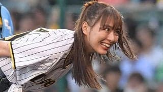 ヘソ出し美人女優が「30歳超えてるとは思えない」　緊張の一球に反響「これは恋する」