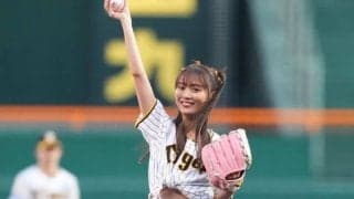 聖地に降臨した＂ヘソ出し美女＂に話題沸騰　「ずっと見ていられる」「勝利の女神だ！」