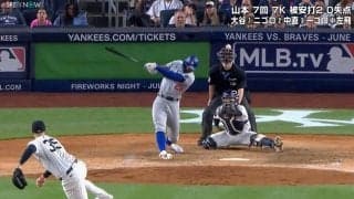 マンガみたいにきれいにスポーン！強烈ファウルを食らった球審、マスクと帽子がきれいに外れる“危ない珍事”にファン騒然＆爆笑