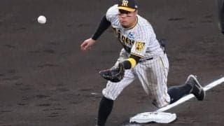 低迷する打線の救世主　佐藤輝明に球界OBから指摘された「守備向上へのポイント」とは