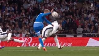 EURO優勝候補イングランド代表に暗雲か「大丈夫？」超至近距離からの弾丸シュートがDFの顔面を直撃しあわやの瞬間「離脱したら終わり」「離脱はまずい」