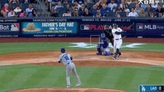 球場騒然！ 山本由伸、“火の玉ストレート”がヤバすぎる　ヤ軍主砲から完璧すぎる“空振り三振”を奪った瞬間「速すぎる…」「今季ベストシーン」