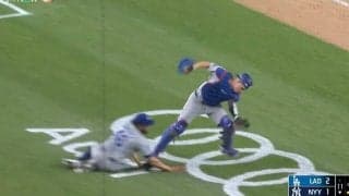 あいつ、何やってんだよ！ 一体、何が起きた…！？ 山本由伸も爆笑した“謎の動き”　捕手のファウルフライ→投手が全力スライディング「どこから飛んできたw」「訳わからん」