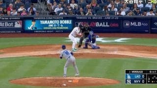 膝から崩れ落ちた…！ 山本由伸、急変化する“高速魔球”がエグすぎる　見逃し三振した打者のリアクションが話題に「動けないw」「手出ないだろ」